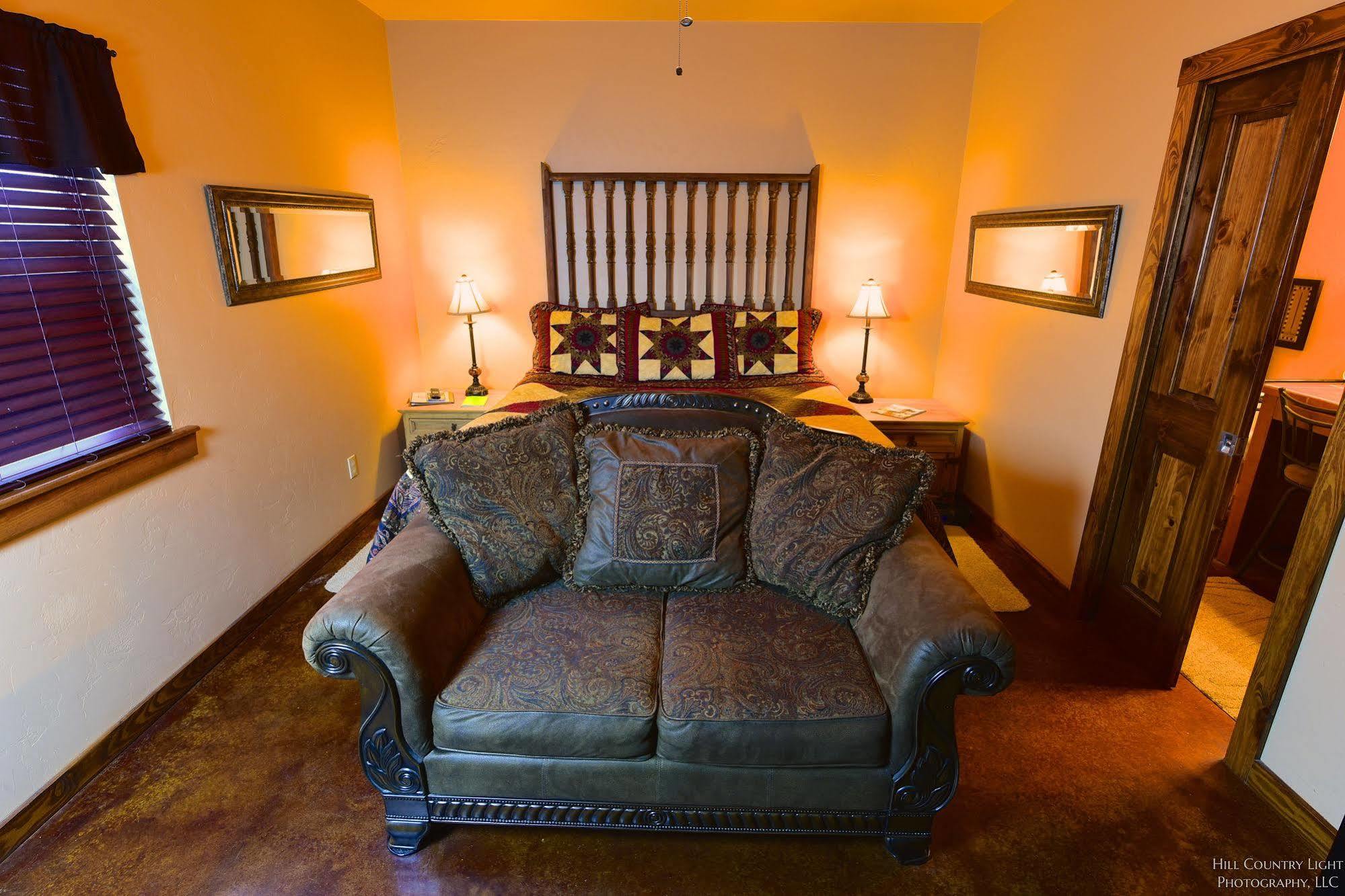 Lazy T Bed And Breakfast Fredericksburg Eksteriør billede