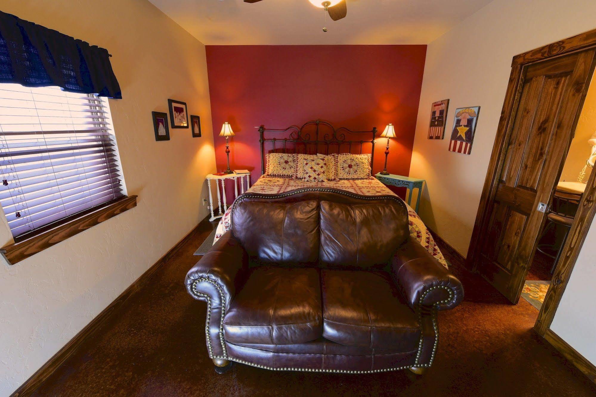 Lazy T Bed And Breakfast Fredericksburg Eksteriør billede